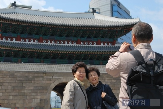 한상진씨 가족이 숭례문 앞에서 기념사진을 찍고 있다.