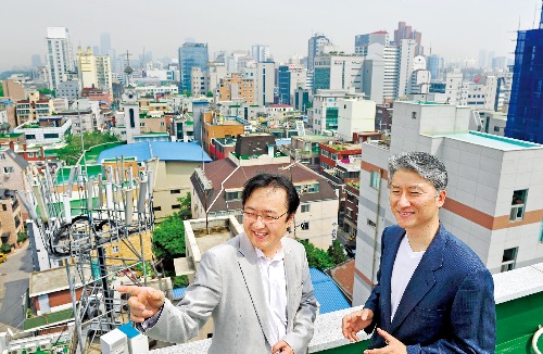 최근 몇 년 사이 원룸형 도시형생활주택과 다세대·다가구주택, 오피스텔 등이 대거 들어선 서울 양평동을 배경으로 심규석 한국부동산자산관리연구원 이사(왼쪽)와 심형석 영산대 교수가 임대관리 노하우에 대해 이야기를 나누고 있다. 
 정동헌 기자 dhchung@hankyung.com