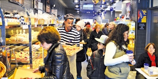 미국 뉴욕 맨해튼 브로드웨이 70번가의 파리바게뜨 매장에서 소비자들이 줄을 지어 빵을 사고 있다. 이 점포는 개점 2주 만에 하루 고객이 1000명에 이르는 등 좋은 반응을 얻고 있다. 뉴욕=유창재 특파원